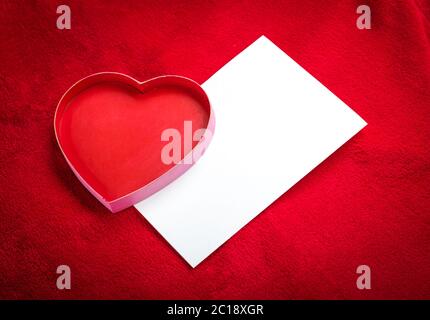 Carte de voeux vide de Saint-Valentin avec coeurs rouges Banque D'Images