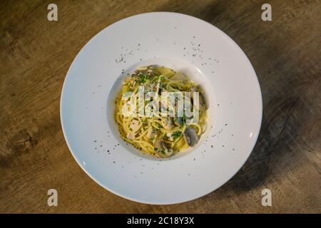Gazéra spaghetti crémeux avec viande de poulet et champignons. Banque D'Images