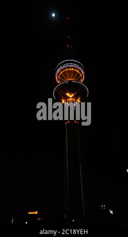 Nuit vue extérieure sur la Tour de télécommunications du Koweït, alias Tour de libération, Koweït Banque D'Images