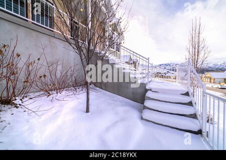 Marches d'entrée extérieures en béton enneigé lumière du jour Banque D'Images