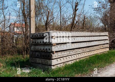 Anciennes dalles de béton grises empilées les unes sur les autres sur un chantier de construction. Banque D'Images