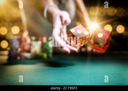 Femme jouant à la table de craps au casino - foyer sélectif Banque D'Images