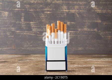 Ouvrez le paquet de cigarettes à la verticale Banque D'Images