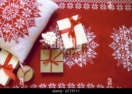 Fond rouge et blanc de Noël avec cadeaux Banque D'Images