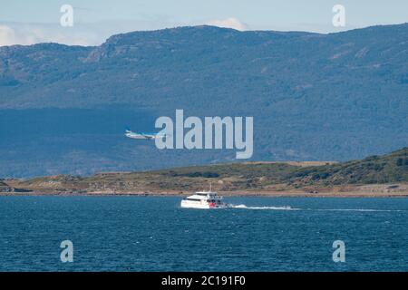 Avion à l'approche de l'aéroport international d'Ushuaia, Argentine Banque D'Images