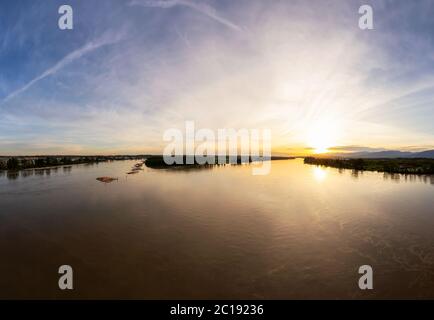 Vue sur le fleuve Fraser pendant un coucher de soleil coloré. Banque D'Images