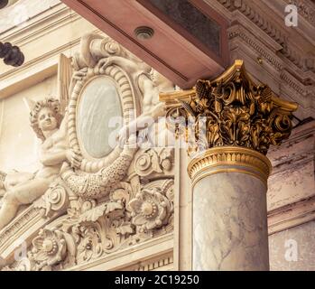 Capitale de la colonne Corinthienne avec feuilles d'acanthus Banque D'Images