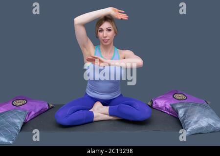 Concept de santé et de soins personnels. Blanc belle femme fait des exercices de yoga. Banque D'Images