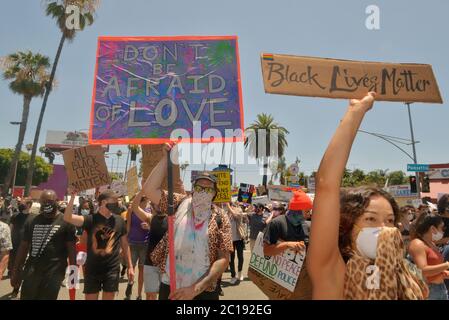 Los Angeles, États-Unis. 15 juin 2020. Des milliers de manifestants « All Black Lives Matter » se sont déplacés vers West Hollywood après avoir convergé sur Hollywood Boulevard devant le TCL Chinese Theatre, dénonçant l'injustice raciale et soutenant les droits des LGBTQ, alors que les manifestations se poursuivaient dans tout le pays le dimanche 14 juin 2020. Environ 20,000 personnes se sont manifestées dimanche, jour du drapeau, pour une marche de solidarité anti-racisme de Hollywood à West Hollywood, la ville devait à l'origine accueillir la Pride Parade avant d'être annulée en raison du coronavirus. Photo de Jim Ruymen/UPI crédit: UPI/Alay Live News Banque D'Images