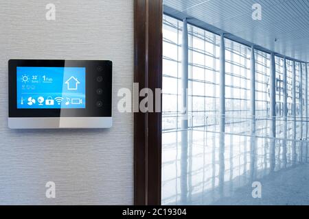 Avec l'écran smart smart home avec hall moderne Banque D'Images
