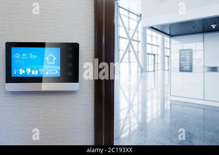 Avec l'écran smart smart home avec hall moderne Banque D'Images