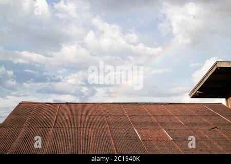 Toit de maison d'époque avec ciel nuageux, photo de stock Banque D'Images