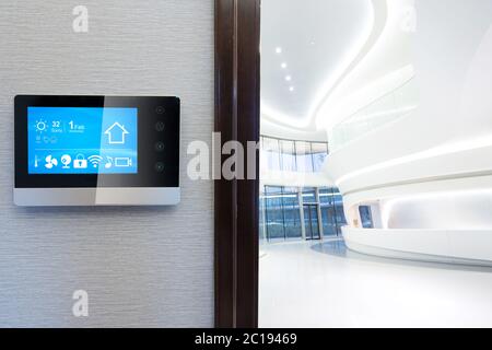 Avec l'écran smart smart home avec hall moderne Banque D'Images