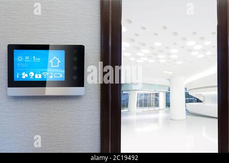 Avec l'écran smart smart home avec hall moderne Banque D'Images