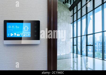 Avec l'écran smart smart home avec hall moderne Banque D'Images