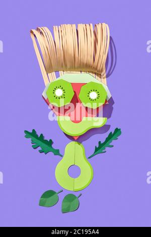 Petit homme artisanal fait main à partir de fruits en papier colorés. Banque D'Images