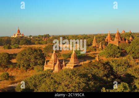 Temples de Bagan au coucher du soleil, le Myanmar Banque D'Images