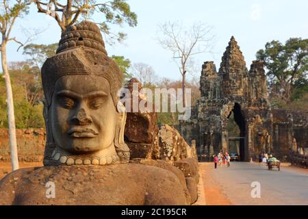 Des statues de Dévas sur pont à Angkor Thom Banque D'Images