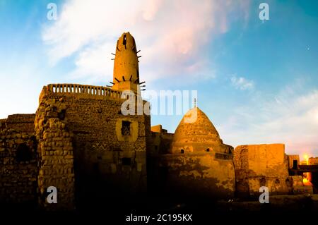 Vue extérieure sur la vieille ville et la mosquée d'Al-Qasr, l'oasis de Dakhla, Egyp Banque D'Images