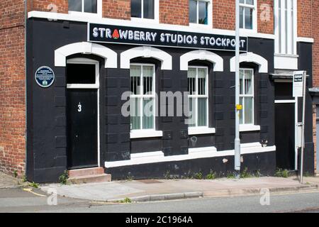 Strawberry Studios Stockport UK avec plaque bleue sur Waterloo Road. Brique peinte en noir avec cadre de fenêtre blanc. Banque D'Images