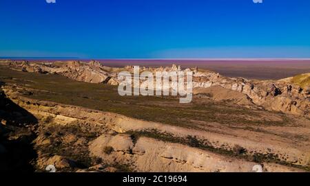 Vue panoramique sur la mer d'Aral depuis le plateau d'Ustyurt au coucher du soleil , Karakalpakstan, Ouzbékistan Banque D'Images