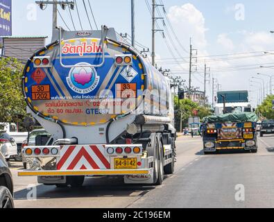 SAMUT PRAKAN, THAÏLANDE, MAI 16 2020, le camion avec une promenade en citerne dans la rue. Une cargaison dangereuse sur la route. Banque D'Images