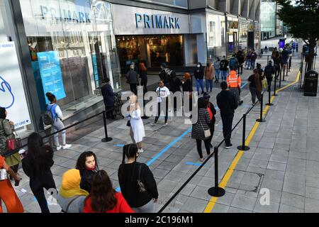 Les clients en file d'attente attendent l'ouverture de Primark à Birmingham, car les magasins non essentiels en Angleterre ouvrent leurs portes aux clients pour la première fois depuis que les restrictions de verrouillage du coronavirus ont été imposées en mars. Banque D'Images