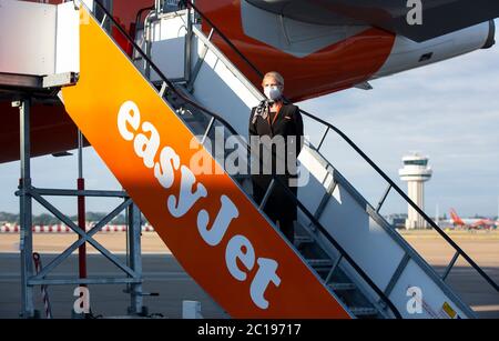 USAGE ÉDITORIAL SEULEMENT Natalie Puncher, membre de l'équipage de cabine, porte un masque lorsqu'elle monte à bord du vol EZY883 d'easyJet avant de prendre le départ de Londres Gatwick pour Glasgow car la compagnie aérienne redémarre ses opérations pour la première fois en 11 semaines depuis que le transporteur a mis tous les avions à terre le 30 mars De la pandémie Covid-19. Banque D'Images