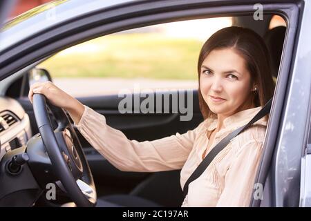 Visage de jeune fille. Voiture de location chauffeur. Achat de nouvelle jeep Banque D'Images