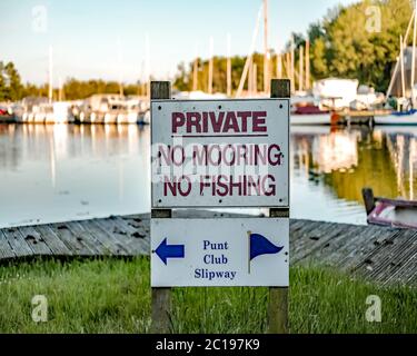 Chantier naval privé sur les Norfolk Broads interdisant la pêche et l'amarrage public Banque D'Images