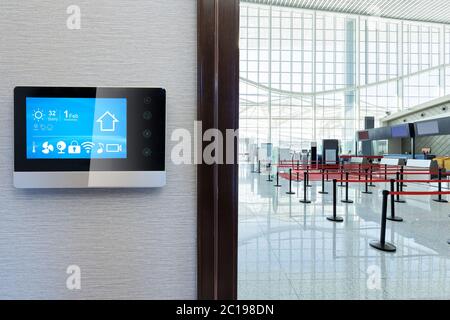 Avec l'écran smart smart home avec hall moderne Banque D'Images