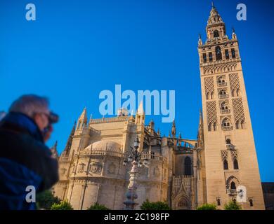 Photographe blur homme prenant une photographie de Giralda, c'est le nom donné au clocher de la cathédrale de Santa Maria de la Sede de la ville de Banque D'Images