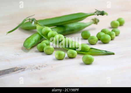 pois verts frais et des gousses sur fond rustique, texture Banque D'Images