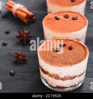 Verre rempli de tiramisu crémeux et Doigts de dame Banque D'Images