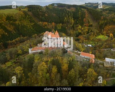 Château de Pernstejn en République tchèque - vue aérienne Banque D'Images