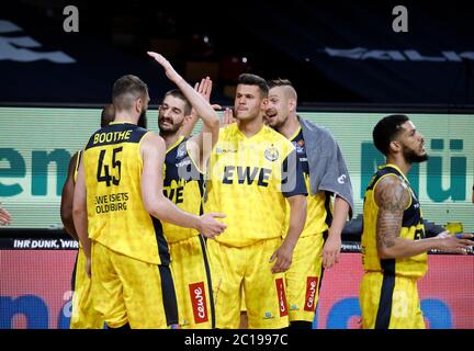 Firo 06/14/2020 basketball BBL finale Tournoi 2020 saison 2019/2020, groupe de ronde préliminaire A, 5e match FC Bayern Munich, Munchen - EWE paniers Oldenburg Team Oldenburg fête la victoire avec v.li. Nathan BOOTHE (paniers EWE) et Braydon HOBBS (paniers EWE) photo: Hans RAUCHENSTEINER / pool / via firo | utilisation dans le monde entier Banque D'Images