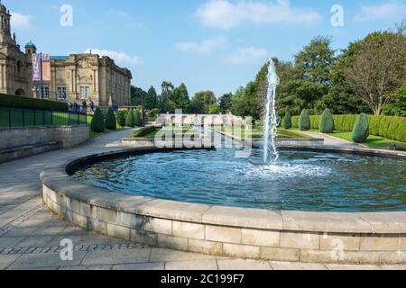 Fontaines dans les jardins de Lister Park, Bradford, West Yorkshire Banque D'Images