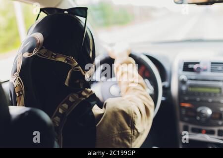 Femme saoudienne conduisant une voiture sur la route. Femme musulmane concept de conducteur Banque D'Images