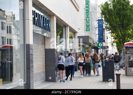 Brighton Royaume-Uni 15 juin 2020 - les shoppers font la queue autour du bloc au magasin Primark de Western Road Brighton certains depuis 6-30 comme magasins non essentiels rouvrent en Angleterre aujourd'hui après que les restrictions de verrouillage ont été assouplies encore pendant la crise pandémique du coronavirus COVID-19 : Credit Simon Dack / Alamy Live News Banque D'Images