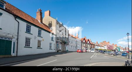 Boutiques à la limite de la place du marché dans la ville de Malton, dans le North Yorkshire Banque D'Images