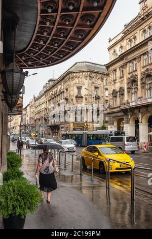 Budapest, Hongrie - 25 août 2019: Scène de rue à la pluie jour à Budapest. Belle architecture classique hongroise. Banque D'Images