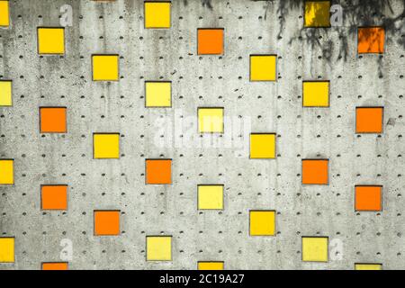 Fond carré coloré en orange, jaune sur le mur de rue Banque D'Images