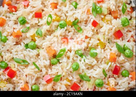 Légumes riz frit gros plan. Le riz frit est un plat de cuisine chinoise indo. Repas végétarien indien. Cuisine asiatique. Banque D'Images