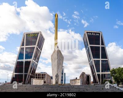 Madrid, Espagne - 12 juin 2020 : place Plaza de Castilla avec obélisque et monument Calvo Sotelo contre les gratte-ciels pentus de KIO Banque D'Images