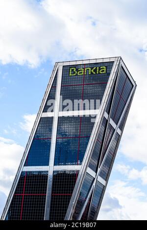 Madrid, Espagne - 12 juin 2020 : gratte-ciel Bankia sur la place Plaza de Castilla contre le ciel Banque D'Images