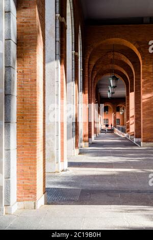 Madrid, Espagne - 12 juin 2020 : galerie en briques Nuevos Ministerios Banque D'Images