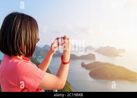 Femme en pleine saison prendre des photos Banque D'Images