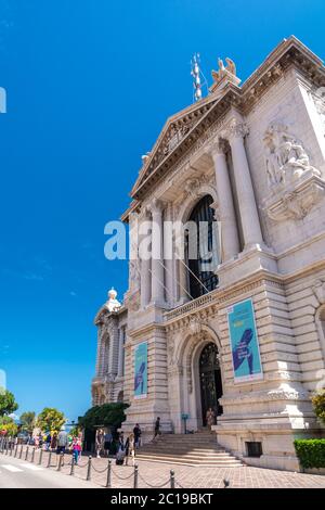 Monaco-ville, Monaco - 13 juin 2019 : touristes visitant le musée de l'Institut océanographique de la Principauté de Monaco Banque D'Images