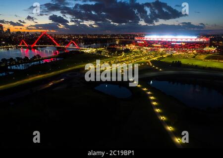 Matagarup Bridge et le stade Optus, dans la lumière du soir, Perth, Australie occidentale Banque D'Images