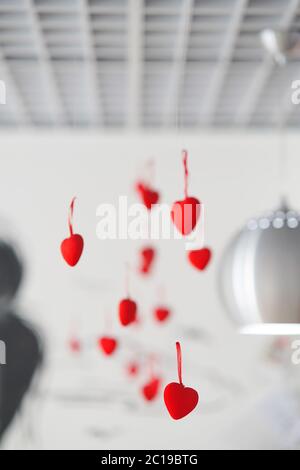 coeurs rouges sur cordes à l'intérieur. Banque D'Images